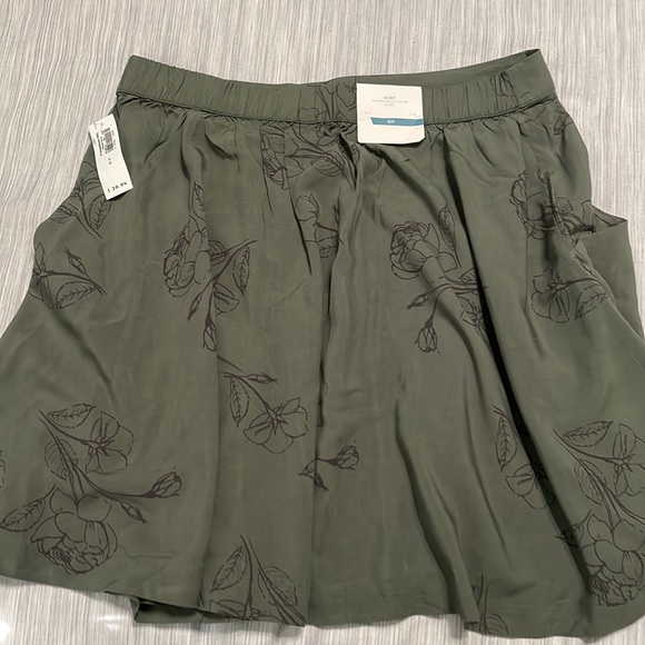 Old navy green skirt - Picture 2 of 4